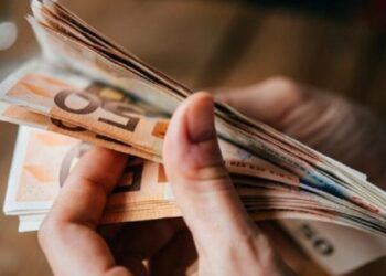 Στα 920 οι μικτές αποδοχές μετά την αύξηση του κατώτατου μισθού – Ποιοι ωφελούνται με παραδείγματα