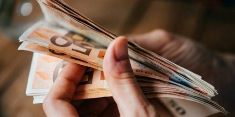Στα 920 οι μικτές αποδοχές μετά την αύξηση του κατώτατου μισθού – Ποιοι ωφελούνται με παραδείγματα