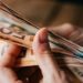 Στα 920 οι μικτές αποδοχές μετά την αύξηση του κατώτατου μισθού – Ποιοι ωφελούνται με παραδείγματα