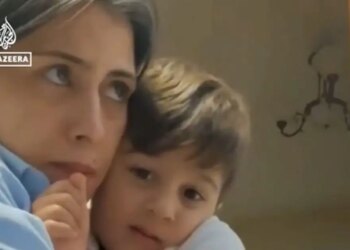 «Είμαι μαζί σου και εσύ είσαι μαζί μου»: Ιρανή μητέρα αγκαλιάζει σφιχτά τον γιο της μέσα στους βομβαρδισμούς