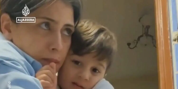 «Είμαι μαζί σου και εσύ είσαι μαζί μου»: Ιρανή μητέρα αγκαλιάζει σφιχτά τον γιο της μέσα στους βομβαρδισμούς