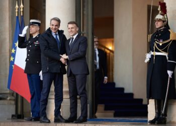 Έκτακτη συνάντηση Μητσοτάκη με Μακρόν τη Δευτέρα στην Κύπρο