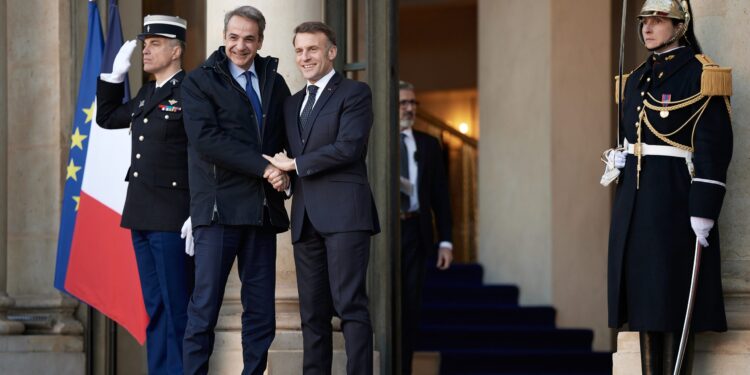 Έκτακτη συνάντηση Μητσοτάκη με Μακρόν τη Δευτέρα στην Κύπρο