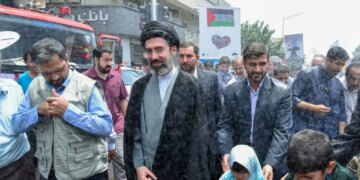 Μοτζτάμπα Χαμενεΐ: Τα δισεκατομμύρια στο εξωτερικό, το «παιδί του 1 εκατ. λιρών» και ο άνθρωπος - κλειδί Αλί Ανσάρι