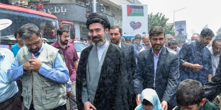 Μοτζτάμπα Χαμενεΐ: Τα δισεκατομμύρια στο εξωτερικό, το «παιδί του 1 εκατ. λιρών» και ο άνθρωπος - κλειδί Αλί Ανσάρι