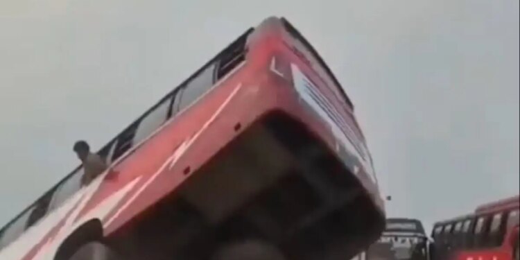 Μπαγκλαντές: Βίντεο με τη στιγμή της πτώσης και της βύθισης λεωφορείου σε ποτάμι - Τουλάχιστον 18 οι νεκροί