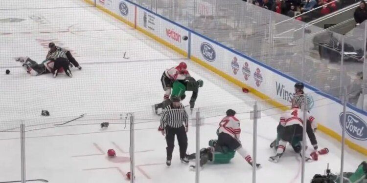 Νέα Υόρκη: Πλακώθηκαν αστυνομικοί και πυροσβέστες σε φιλανθρωπικό αγώνα χόκεϊ επί πάγου