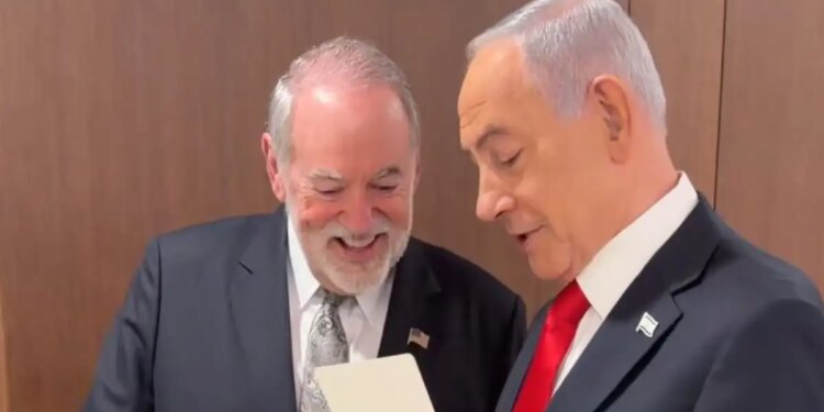 Ειρωνικός ο Νετανιάχου για τις φήμες περί θανάτου: «Ναι, Μάικ, είμαι ζωντανός», λέει σε νέο βίντεο