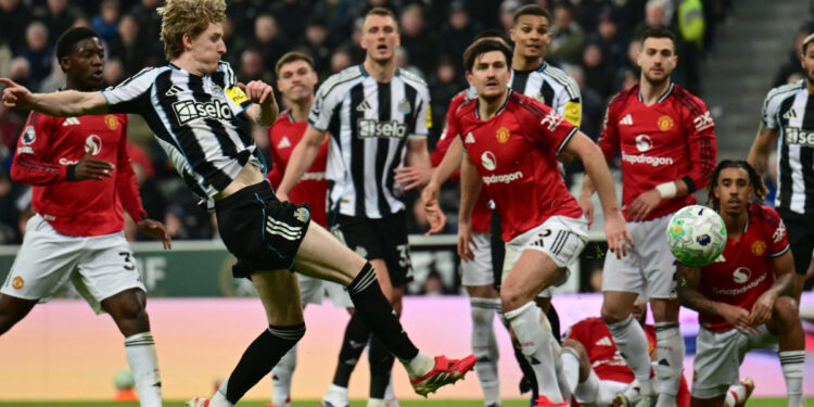 Νιουκάστλ άντεξε με 10 παίκτες και πήρε τεράστια νίκη επί της Μάντσεστερ Γιουνάιτεντ - www.ertsports.gr