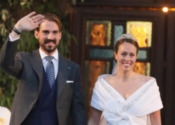 Η Νίνα Φλορ σταμάτησε να υπογράφει ως «πριγκίπισσα της Ελλάδας» μετά τις αντιδράσεις