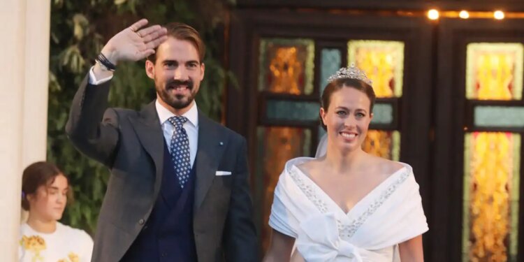 Η Νίνα Φλορ σταμάτησε να υπογράφει ως «πριγκίπισσα της Ελλάδας» μετά τις αντιδράσεις