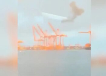Οι Φρουροί της Επανάστασης χτύπησαν αμερικανικό πλοίο στο Ομάν - 1 τραυματίες και ζημιές στο λιμάνι Σαλάλα