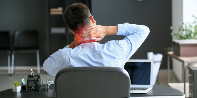 10 καθημερινές συνήθειες που βλάπτουν μέση και αυχένα και 10 κινήσεις για να τις αντισταθμίσετε