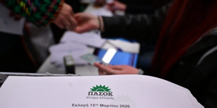 Eσωκομματικές κάλπες ΠΑΣΟΚ: Παρατείνεται μέχρι τις 20:00 η εκλογική διαδικασία