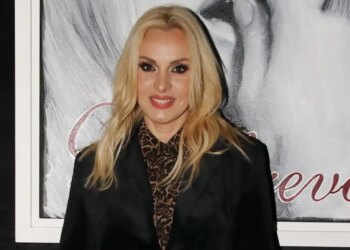 «Μου λείπει πάρα πολύ ο Νότης Σφακιανάκης από τη νύχτα»
