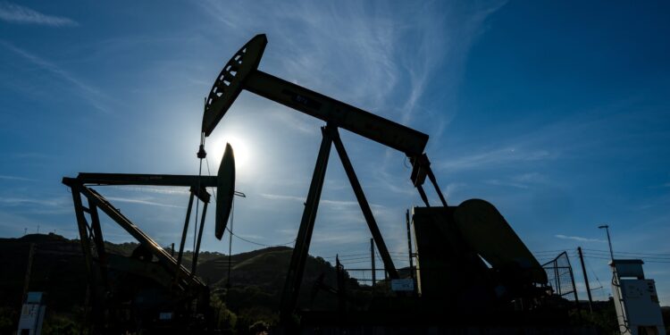 Σε κινούμενη άμμο η αγορά πετρελαίου