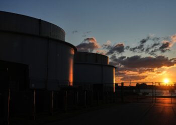 Πόλεμος στο Ιράν: Με τα 110 δολάρια φλερτάρει το πετρέλαιο στην Ευρώπη μετά το χτύπημα στο μεγαλύτερο κοίτασμα φυσικού αερίου στον Κόλπο