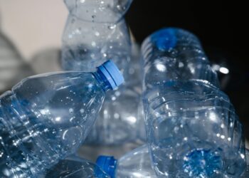 Επιστήμονες μετατρέπουν πλαστικά μπουκάλια σε φάρμακο για τη νόσο του Πάρκινσον