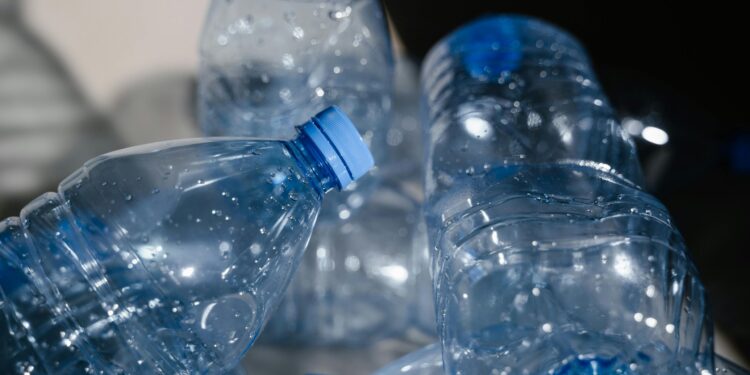 Επιστήμονες μετατρέπουν πλαστικά μπουκάλια σε φάρμακο για τη νόσο του Πάρκινσον