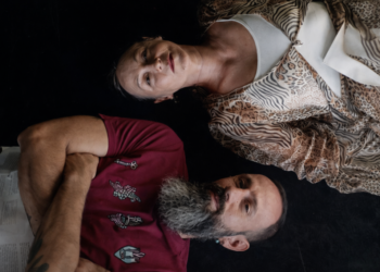 «Πρόσωπα στην Άμμο»: Μια σκηνική σύνθεση για όσα μένουν, και όσα σβήνουν