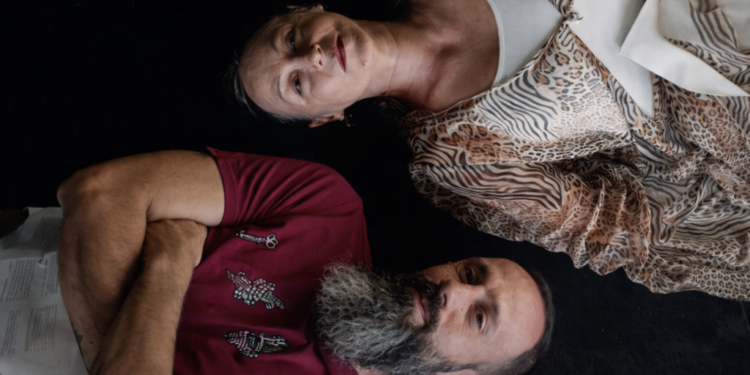 «Πρόσωπα στην Άμμο»: Μια σκηνική σύνθεση για όσα μένουν, και όσα σβήνουν