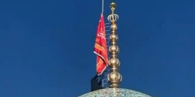 Το Ιράν ύψωσε την «Κόκκινη Σημαία της Εκδίκησης» και απειλεί ΗΠΑ και Ισραήλ για τον θάνατο του Αλί Χαμενεΐ - Συνεχίζονται οι βομβαρδισμοί στην Τεχεράνη