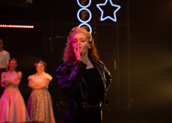 Το θρυλικό μιούζικαλ Grease στο Μέγαρο Μουσικής Θεσσαλονίκης- Μια παράσταση φαινόμενο με ροκ εν ρολ ενέργεια