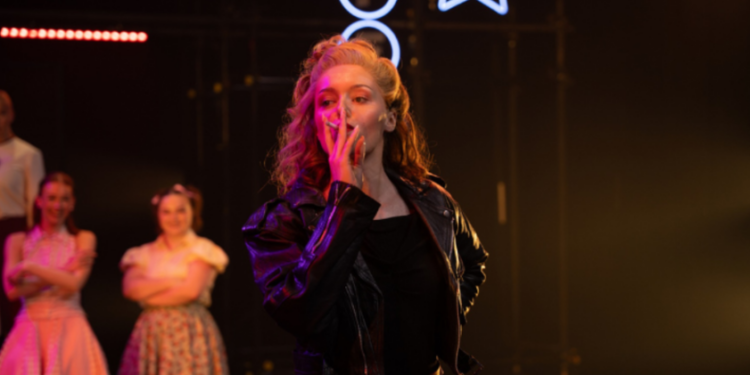 Το θρυλικό μιούζικαλ Grease στο Μέγαρο Μουσικής Θεσσαλονίκης- Μια παράσταση φαινόμενο με ροκ εν ρολ ενέργεια