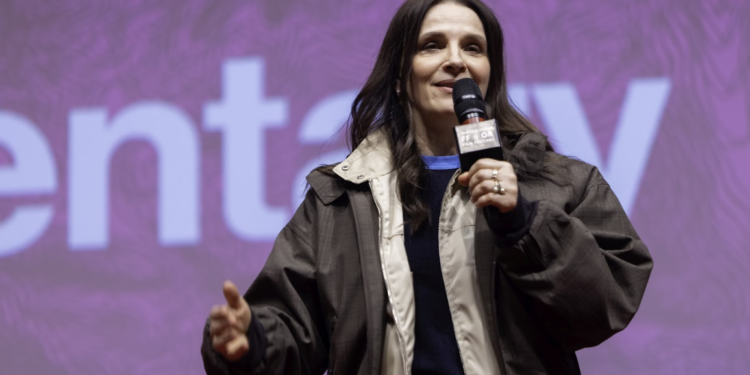 28ο ΦΝΘ: Η Γαλλίδα σταρ Ζιλιέτ Μπινός παρουσίασε το ντοκιμαντέρ της “Ιn-I In Motion”- «Υπάρχει μια ιστορία που θέλω να μοιραστώ με τον κόσμο»