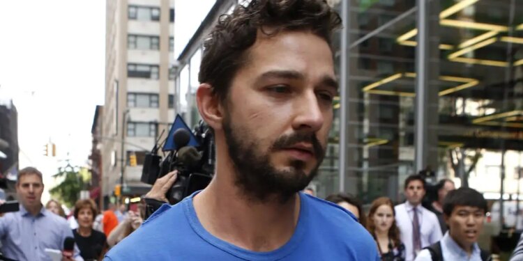 Ο Shia LaBeouf φώναζε σε μία γυναίκα στη Ρώμη κι ύστερα ούρλιαζε μόνος στον δρόμο