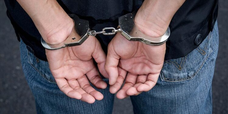 Συνελήφθη νεαρός που παρέσυρε με αυτοκίνητο ηλικιωμένη και προκάλεσε ζημιές σε όλο τον Πειραιά