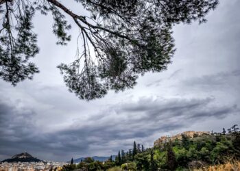 Καιρός: Στα δύο, με ήλιο και βροχές, η χώρα - ertnews.gr