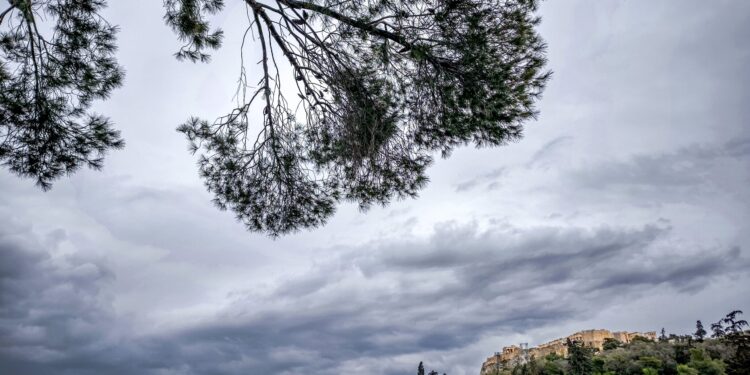 Καιρός: Στα δύο, με ήλιο και βροχές, η χώρα - ertnews.gr