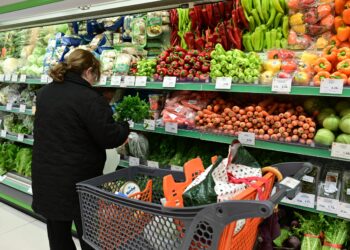 «Μαζεμένοι» οι Έλληνες καταναλωτές, λόγω του πολέμου στη Μέση Ανατολή, σύμφωνα με έρευνα της NielsenIQ - ertnews.gr