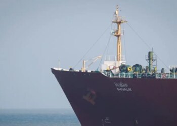 Λευκός Οίκος: Πετρελαιοφόρα αρχίζουν με μικρή ροή να διασχίζουν τα Στενά του Ορμούζ