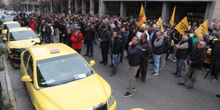 Σε εξέλιξη οι απεργιακές κινητοποιήσεις των αυτοκινητιστών ταξί