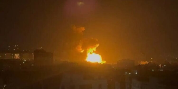 Μπαράζ σκληρών βομβαρδισμών του Ισραήλ στο Ιράν, επιθέσεις των Φρουρών της Επανάστασης στο Τελ Αβίβ