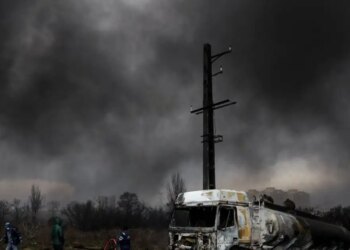 Συναγερμός για τη μαύρη «όξινη βροχή» που έπεσε στην Τεχεράνη μετά τους βομβαρδισμούς στις πετρελαϊκές εγκαταστάσεις - Τι είναι και τι περιέχει