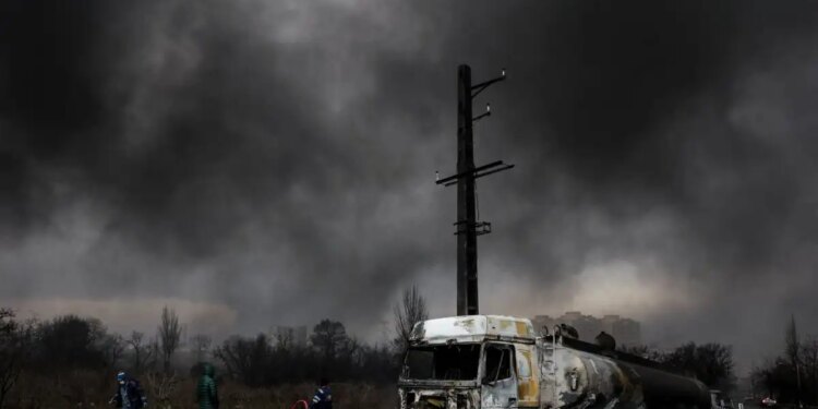 Συναγερμός για τη μαύρη «όξινη βροχή» που έπεσε στην Τεχεράνη μετά τους βομβαρδισμούς στις πετρελαϊκές εγκαταστάσεις - Τι είναι και τι περιέχει