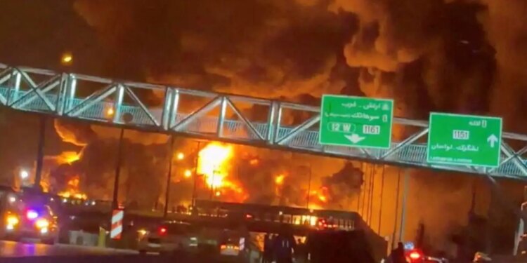 Ιράν: Εικόνες αποκάλυψης από ισραηλινή επίθεση σε πετρελαϊκές εγκαταστάσεις στην Τεχεράνη - Πέφτει μαύρη βροχή