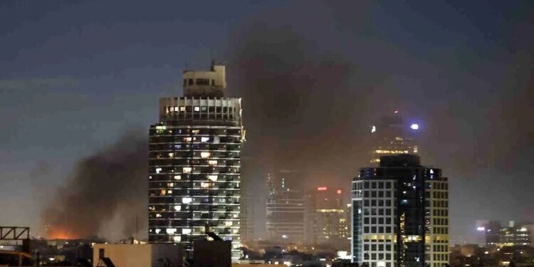 Σειρήνες πάλι στο Τελ Αβίβ, μία νεκρή και 20 τραυματίες από πτώση πυραύλων του Ιράν