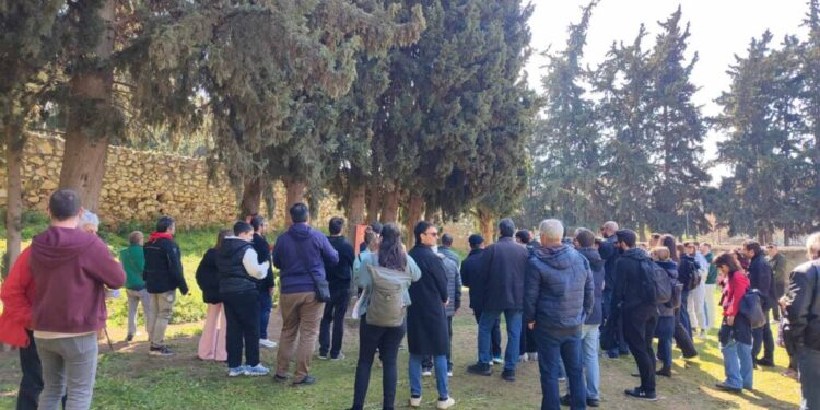 Χιλιάδες κόσμου επισκέπτεται το Σκοπευτήριο της Καισαριανής με αφορμή την αποκάλυψη των συγκλονιστικών φωτογραφικών ντοκουμέντων