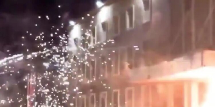 Τίρανα: Επεισόδια με μολότοφ και πυροτεχνήματα μετά από διαδήλωση κατά του Ράμα - Δείτε βίντεο