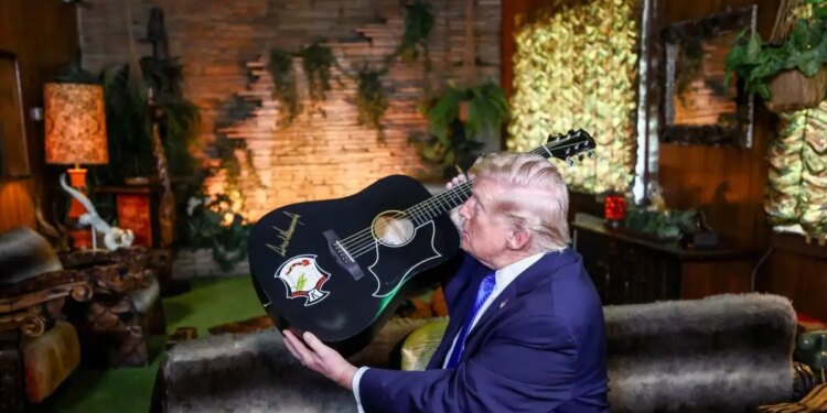 Ντόναλντ Τραμπ: Η περιήγηση στο Graceland, το σπίτι του Έλβις Πρίσλεϊ και η αμήχανη στιγμή