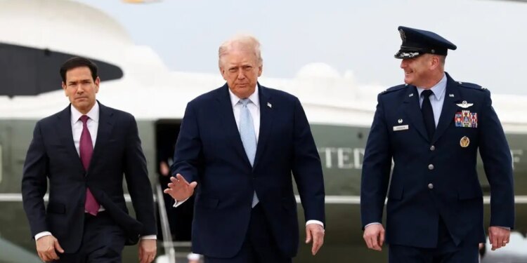 Τραμπ: Εξετάζει αποκλιμάκωση του πολέμου και μεταφορά της ευθύνης για το Στενά του Ορμούζ σε άλλες χώρες