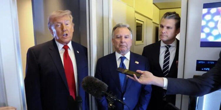 Ντόναλντ Τραμπ: Δε νομίζω ότι θα μείνει κανείς για να παραδοθεί στο Ιράν