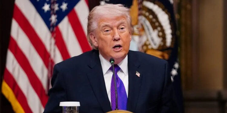 Ο Τραμπ κατηγόρησε το καθεστώς της Τεχεράνης για την πολύνεκρη επίθεση σε σχολείο στο νότιο Ιράν