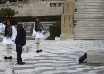 Κατάθεση στεφάνου στο Μνημείο του Αγνώστου Στρατιώτη από τον Πρόεδρο της Δημοκρατίας
