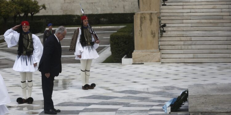 Κατάθεση στεφάνου στο Μνημείο του Αγνώστου Στρατιώτη από τον Πρόεδρο της Δημοκρατίας