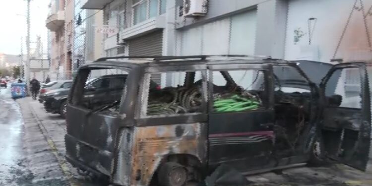 Φωτιά σε ΙΧ στο Περιστέρι τα ξημερώματα – Kαταστράφηκε ολοσχερώς επαγγελματικό όχημα